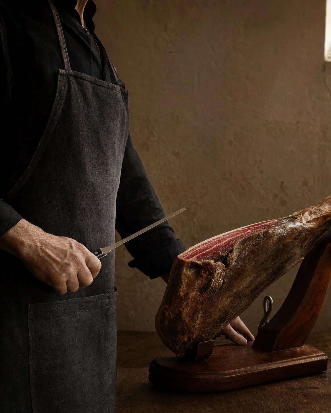Una pieza de jamón fijada para cortar lonchas