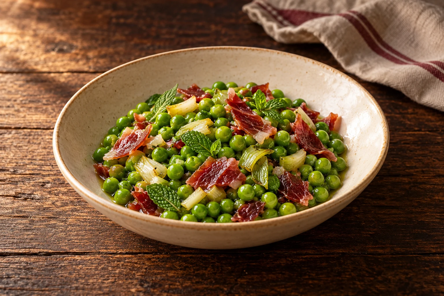 Guisantes con jamón serrano y cebolleta