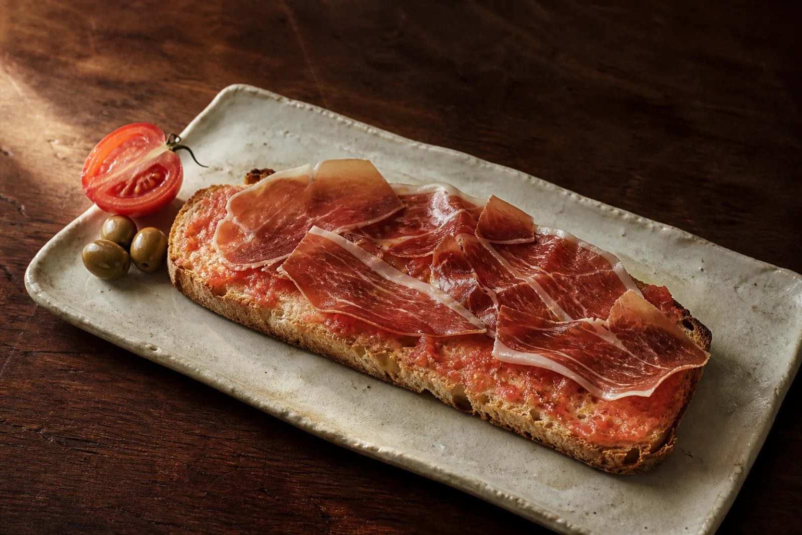 Pan tostado con tomate, aceite de oliva y jamón serrano